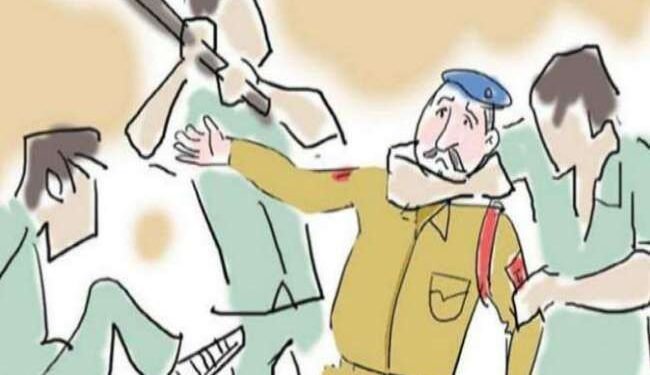 कौशांबी- चोर पकड़ने गई पुलिस टीम पर ग्रामीणों ने किया हमला.