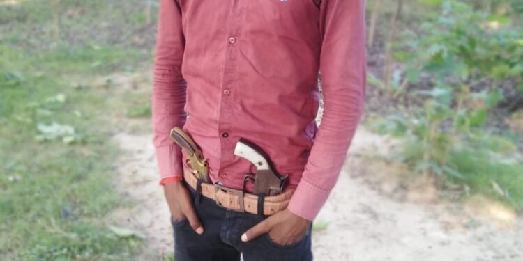 सोशल मीडिया पर अवैध तमंचा