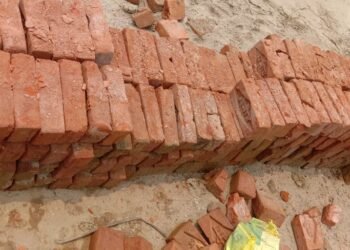 शौचालय निर्माण में ठेकेदार कर रहा मनमानी