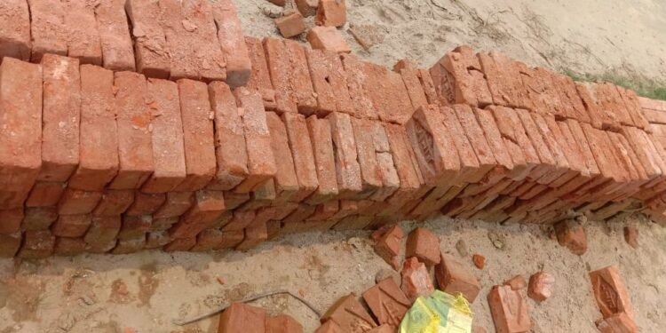 शौचालय निर्माण में ठेकेदार कर रहा मनमानी