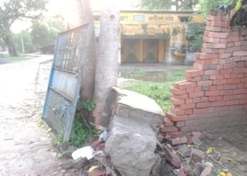 पिछले 3 महीने से टूटा हुआ है चायल ब्लॉक का गेट और दीवार.