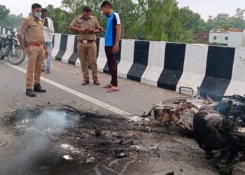 बुलेट मोटरसाइकिल में लगी आग भीषण हादसा