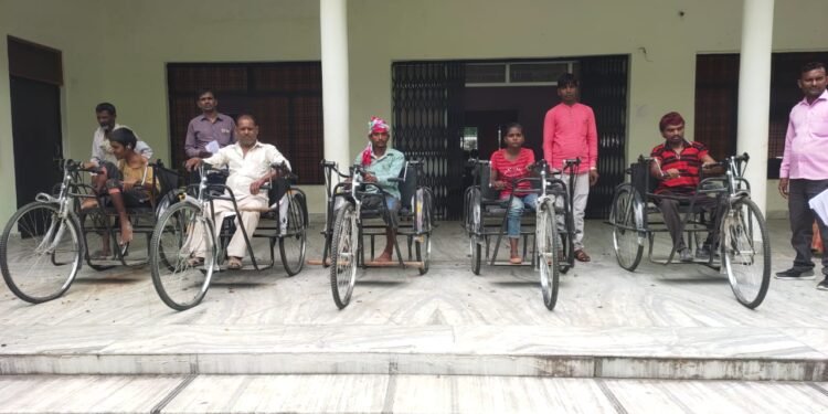 ब्लाक में गुरुवार को दिब्यांगो को ट्राइसाइकिल वितरण किया गया