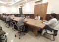 जिलाधिकारी श्री भानु चन्द्र गोस्वामी ने शुक्रवार को संगम सभागार में फुटकर दवा विक्रेताओं एवं सम्बंधित यूनियन के सदस्यों के साथ बैठक की।