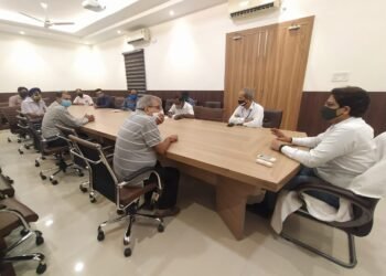 जिलाधिकारी श्री भानु चन्द्र गोस्वामी ने शुक्रवार को संगम सभागार में फुटकर दवा विक्रेताओं एवं सम्बंधित यूनियन के सदस्यों के साथ बैठक की।