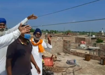 बिजली बोर्ड की अनगेली से मलोट गांव के एक मकान ऊपर से गुजरती हाई वोल्टेज बिजली.