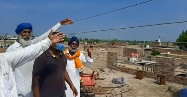 बिजली बोर्ड की अनगेली से मलोट गांव के एक मकान ऊपर से गुजरती हाई वोल्टेज बिजली.