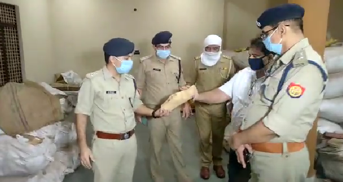 लाल चंदन,सफेद चंदन की लकड़ी बरामद 50 करोड़ कीमत की बताई जा रही लकड़ी.