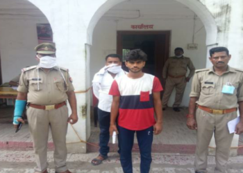 तमंचा के साथ अपने फेसबुक प्रोफाइल पर लगाया था फोटो।