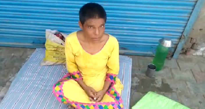 तलवंडी भाई के पुराना बस स्टैंड में रेलवे फाटक के नजदीक चार-पांच दिनों से एक औरत बैठी है