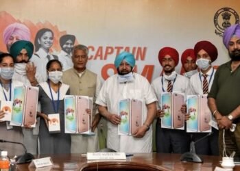 पंजाब सरकार की तरफ से सम्राट फोन बांटने की शुरुआत करने को कहा