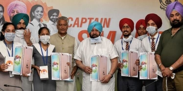 पंजाब सरकार की तरफ से सम्राट फोन बांटने की शुरुआत करने को कहा