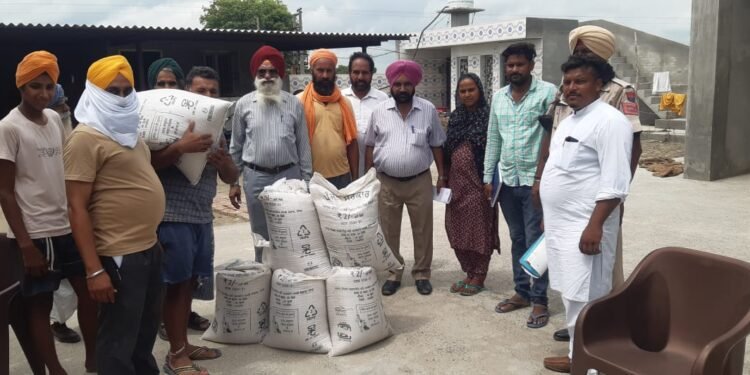 सरकार की तरफ से भेजी गेहूँ सरकारी अफ़सर अवतार सिंह रंगरा की देख रेख नीचे वंडी