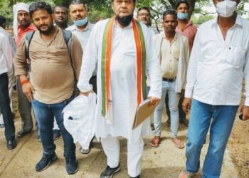 कौशाम्बी कांग्रेस पार्टी के नेता रजनीश पांडे जिला अध्यक्ष किसान यूनियन से जिला अधिकारी के ऑफिस के सामने किसानों के हक के लिए निकाला मोर्चा