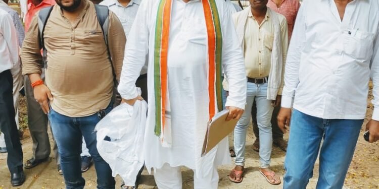 कौशाम्बी कांग्रेस पार्टी के नेता रजनीश पांडे जिला अध्यक्ष किसान यूनियन से जिला अधिकारी के ऑफिस के सामने किसानों के हक के लिए निकाला मोर्चा