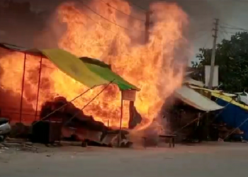 तिल्हापुर मोड़ क्षेत्र में पेट्रोल टंकी के सामने एक दुकान में लगी भीषण आग