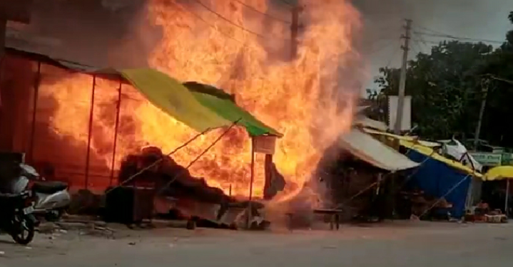 तिल्हापुर मोड़ क्षेत्र में पेट्रोल टंकी के सामने एक दुकान में लगी भीषण आग