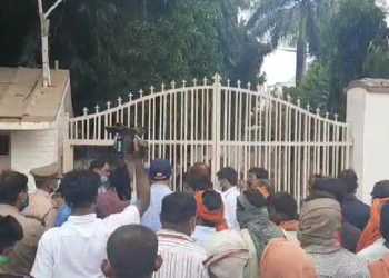 पूर्व सांसद अतीक अहमद पर जिला प्रशासन का एक्शन जारी