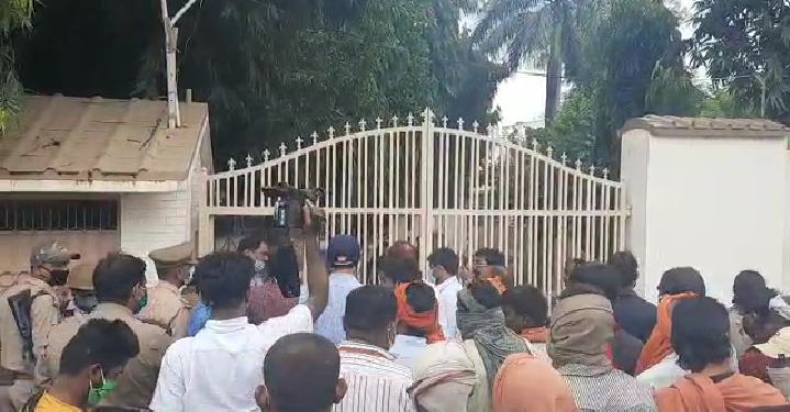 पूर्व सांसद अतीक अहमद पर जिला प्रशासन का एक्शन जारी