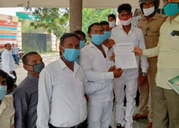 मांगों को लेकर एससी एसटी छात्रों ने किया प्रदर्शन