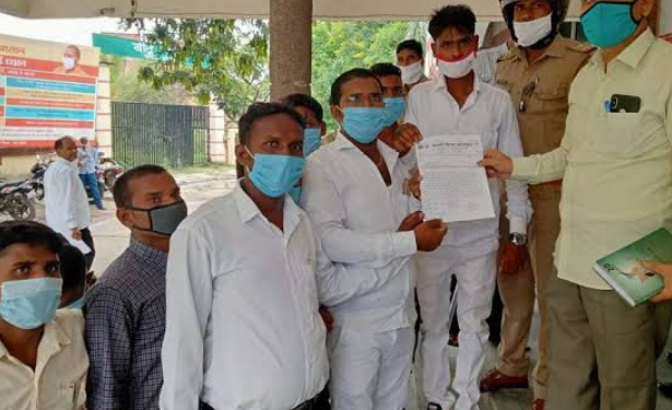 मांगों को लेकर एससी एसटी छात्रों ने किया प्रदर्शन