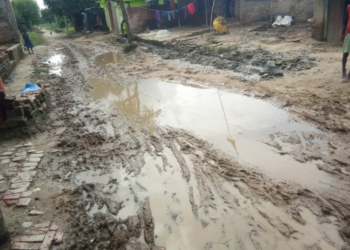 नेवारी गांव में भी वही हाल सड़कों में गंदा भरा गंदा पानी,कीचड़ का बना जमाव