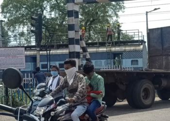 जनता कर रही रेलवे गेट प्र ओवर ब्रिज की मांग,हमेशा बन्द रहता है गेट, गेट मेन की मनमानी के चलते