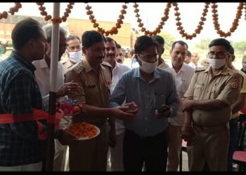 एसडीएम सिराथू ने फीता काटकर किया अम्बर फ़ास्ट फूड का उदघाटन