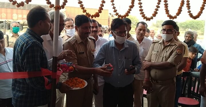 एसडीएम सिराथू ने फीता काटकर किया अम्बर फ़ास्ट फूड का उदघाटन