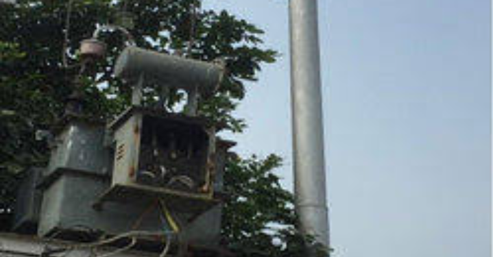 लाइट के लिए परेशान कसेंदा कौशांबी हरिजन मोहल्लावासी 20 दिन के बाद भी नहीं बदला जा सका जला ट्रांसफार्मर*