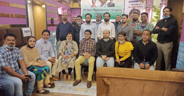 ऑल इंडिया प्रोफेशनल्स कॉंग्रेस, जमशेदपुर के अध्यक्ष अफसर इमाम की अध्यक्षता मे डॉo अजय कुमार जी का साकची स्थित रेट्रो गार्डन हॉल मे भव्य स्वागत किया गया। 