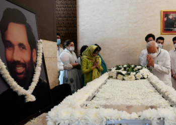 पासवान जी को श्रद्धांजलि अर्पित करते भारत के प्रधानमंत्री श्री नरेन्द्र मोदी जी।