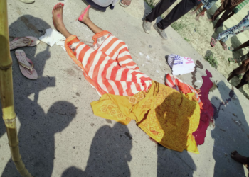 तेज रफ्तार ट्रक ने बाइक सवार भाभी देवर को पीछे से मारी टक्कर.