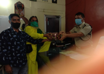 सभ्य वेलफेयर ट्रस्ट ने मास्क व सैनिटाइजर भेंट दे