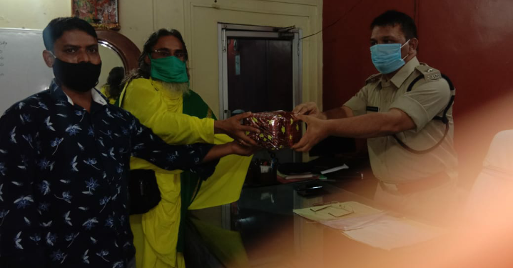 सभ्य वेलफेयर ट्रस्ट ने मास्क व सैनिटाइजर भेंट दे