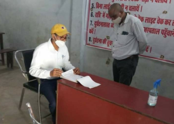 सहायक सम्भागीय परिवहन के अधिकारियों द्वारा वाहनों की प्रदूषण सम्बन्धी की गयी जाँच