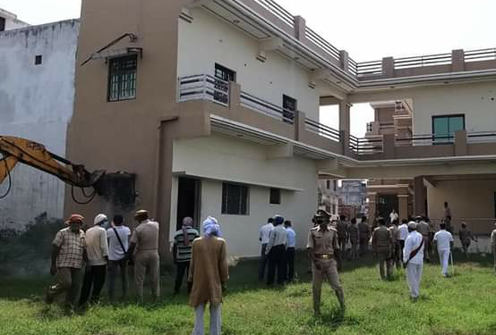 -पूर्व सपा विधायक विजमा यादव के भाई राम लोचन यादव के घर प्रशासन का बुल्डोजर।