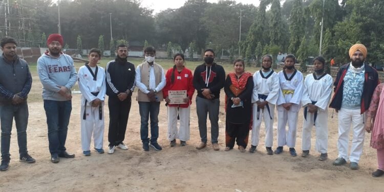 झारखण्ड महिला विकास मंच आयोजित सेल्फ डिफेंस प्रशिक्षण शिविर का समापन हुआ।