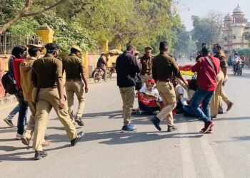 इलाहाबाद विश्वविद्यालय नए किसान बिल का विरोध करते हुए.