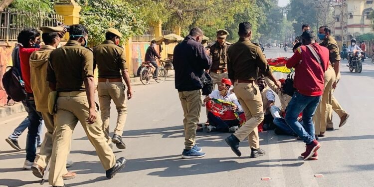 इलाहाबाद विश्वविद्यालय नए किसान बिल का विरोध करते हुए.