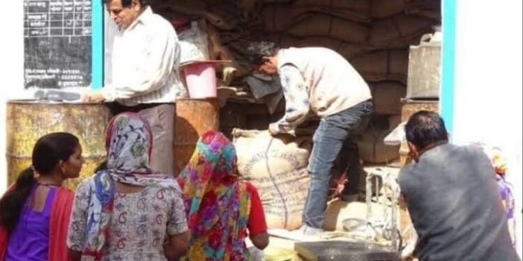 एक और राशन डीलर का प्राधिकार पत्र निलम्बित आधार सीडिंग में लापरवाही पाएं जाने पर.