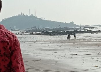 मुंबई बांद्रा के बीच से समुद्र