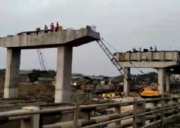 मुंबई से गुजरात जाती हुए बड़ोदरा हाईवे रोड.