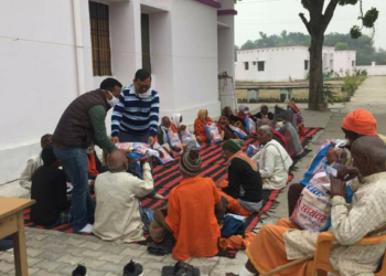 बढ़ती ठंड में बृद्धजनो की कांप रही हाड़ में मसीहा बनकर स्वेटर बांटने पहुंचे जिला समाज कल्याण अधिकारी.