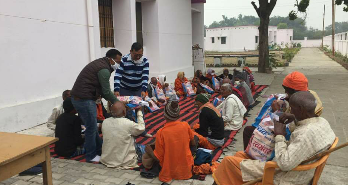 बढ़ती ठंड में बृद्धजनो की कांप रही हाड़ में मसीहा बनकर स्वेटर बांटने पहुंचे जिला समाज कल्याण अधिकारी.