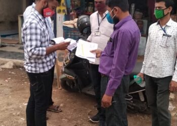 महानगरपालिका राजावर्ली बीएमसी ऑफिस से आए कर्मचारी और ऑफिसर लोगों ने घरपट्टी भरने की सूचना दी