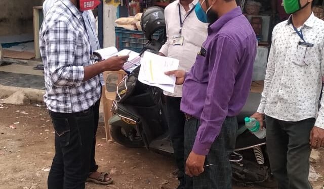 महानगरपालिका राजावर्ली बीएमसी ऑफिस से आए कर्मचारी और ऑफिसर लोगों ने घरपट्टी भरने की सूचना दी
