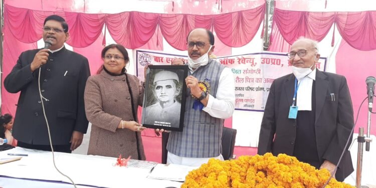 मंत्री श्री सिद्धार्थ नाथ सिंह ने पूर्व प्रधानमंत्री लाल बहादुर शास्त्री के तैल चित्र का अनावरण किया।