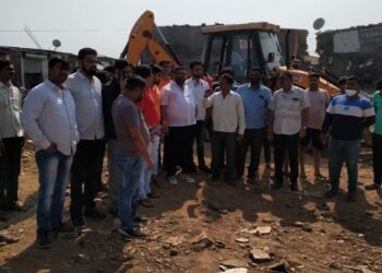 नंदकुमार पाटील गरीबों की मदद करते हुए नजर आए.