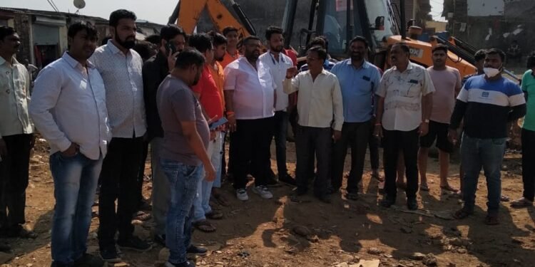 नंदकुमार पाटील गरीबों की मदद करते हुए नजर आए.